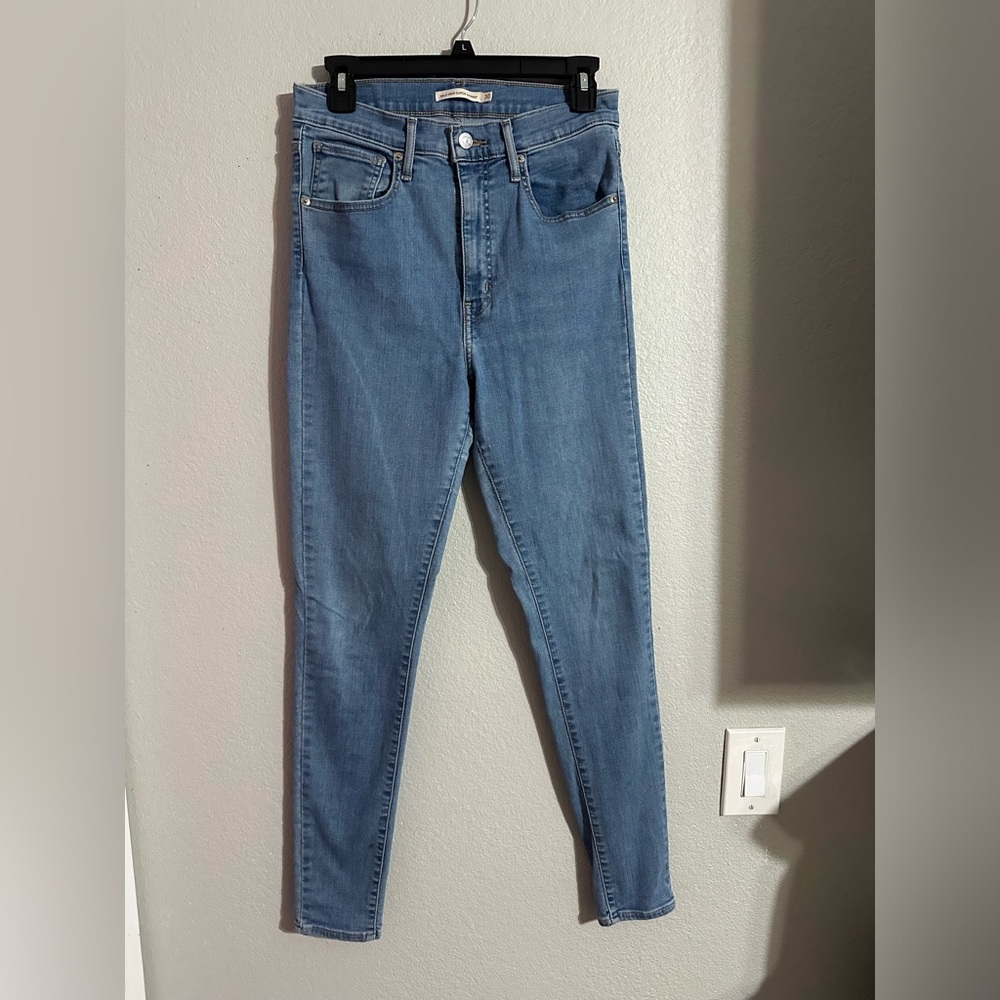 Women’s Levi skinny jeans